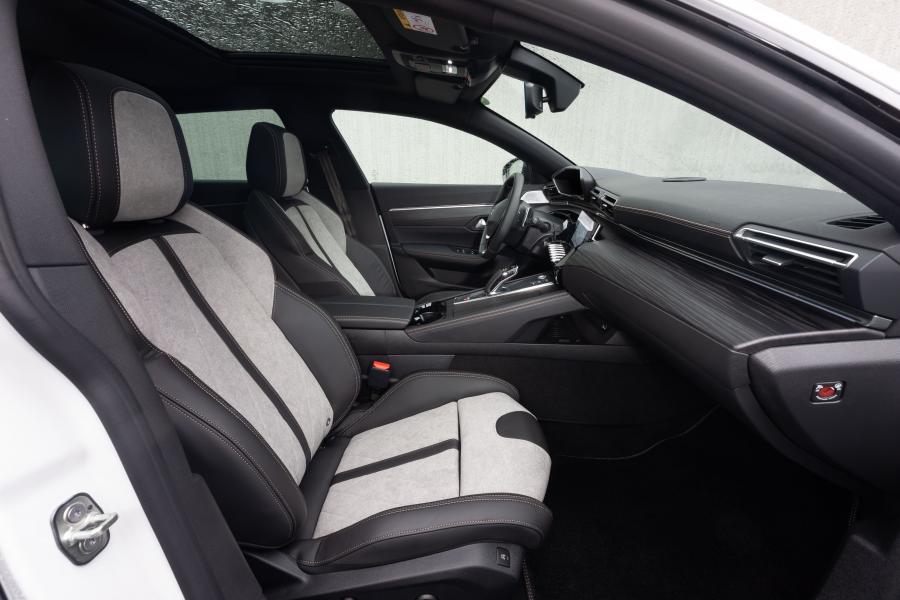 Интерьер Peugeot 508 SW GT HYBRID 2019 года  (WW) (фото 35 из 40)